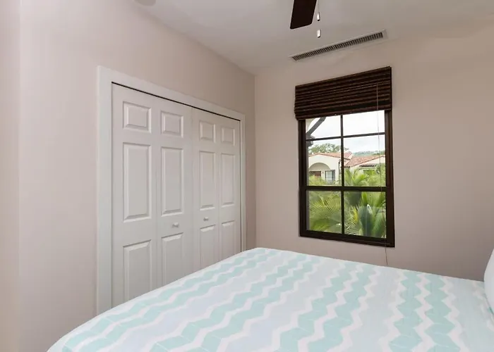 3-bedroom 2-bath Overlooking Pool Ferienhaus