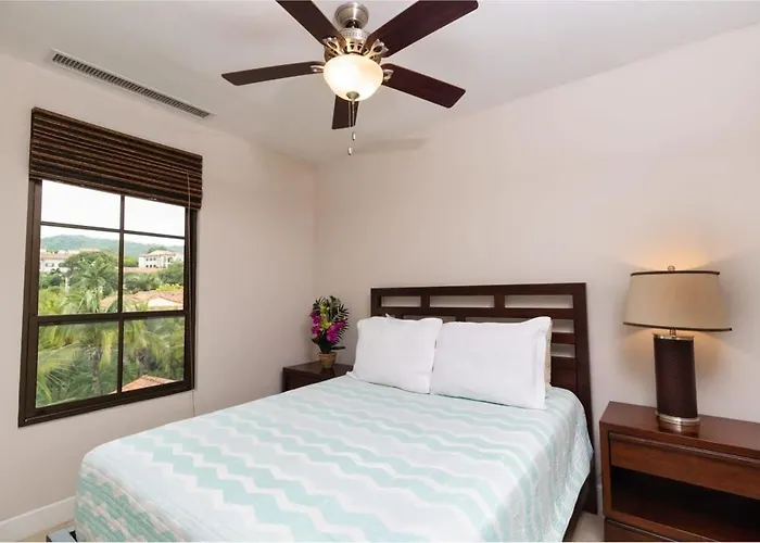 3-bedroom 2-bath Overlooking Pool Ferienhaus