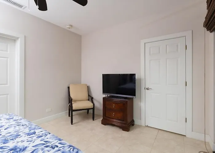 3-bedroom 2-bath Overlooking Pool *