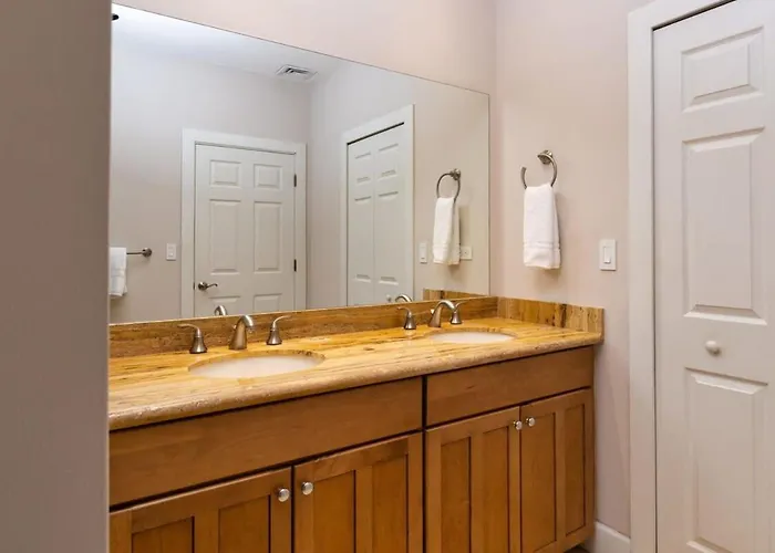 3-bedroom 2-bath Overlooking Pool * Coco