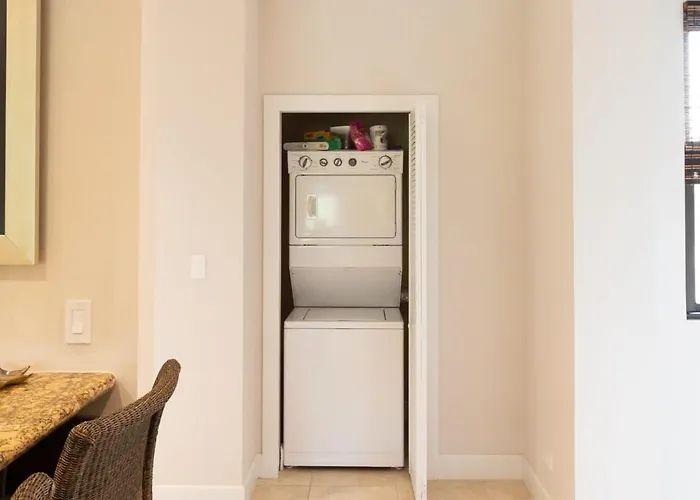 3-bedroom 2-bath Overlooking Pool Ferienhaus