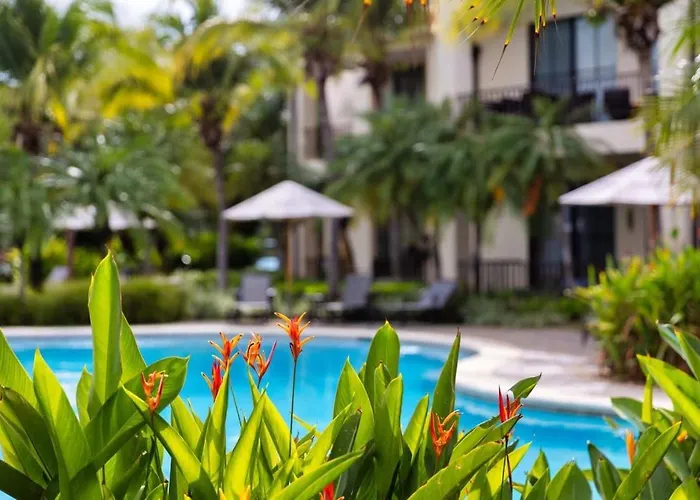 3-bedroom 2-bath Overlooking Pool Ferienhaus *