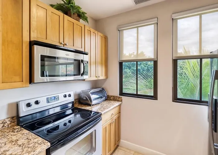 3-bedroom 2-bath Overlooking Pool Ferienhaus *