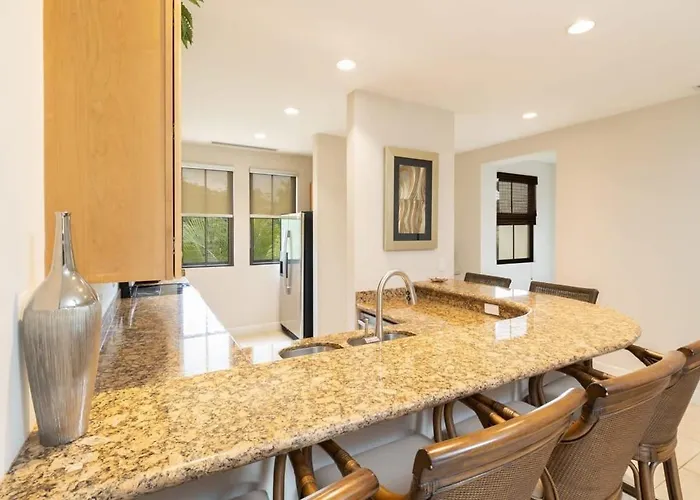 3-bedroom 2-bath Overlooking Pool Ferienhaus