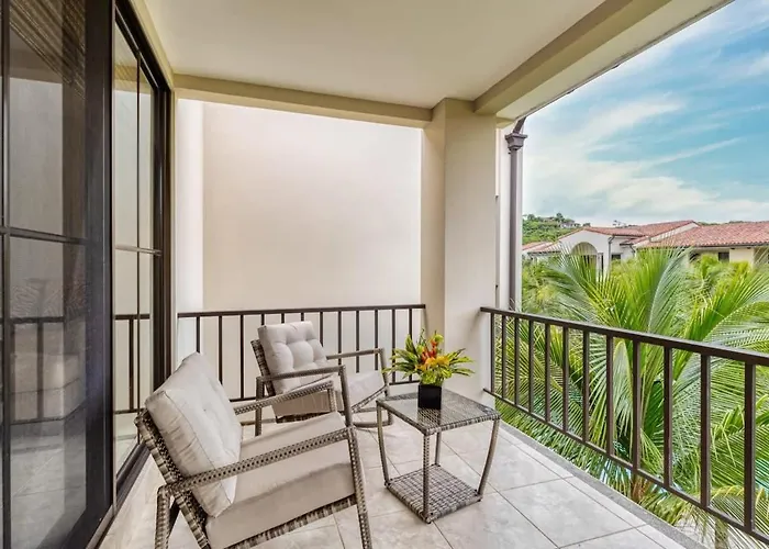 3-bedroom 2-bath Overlooking Pool Ferienhaus