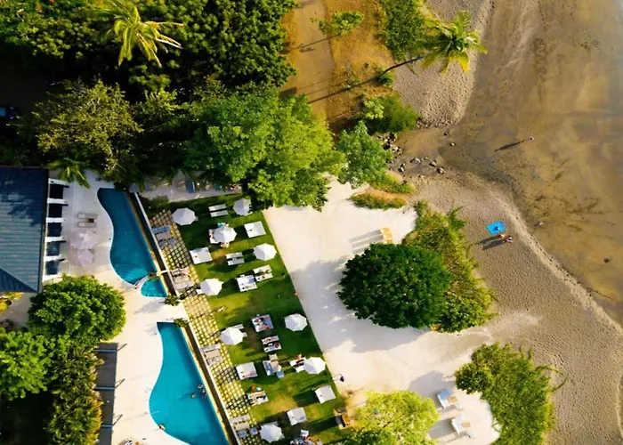 3-bedroom 2-bath Overlooking Pool Ferienhaus *