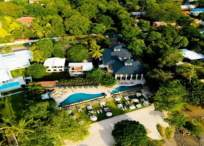 3-bedroom 2-bath Overlooking Pool *